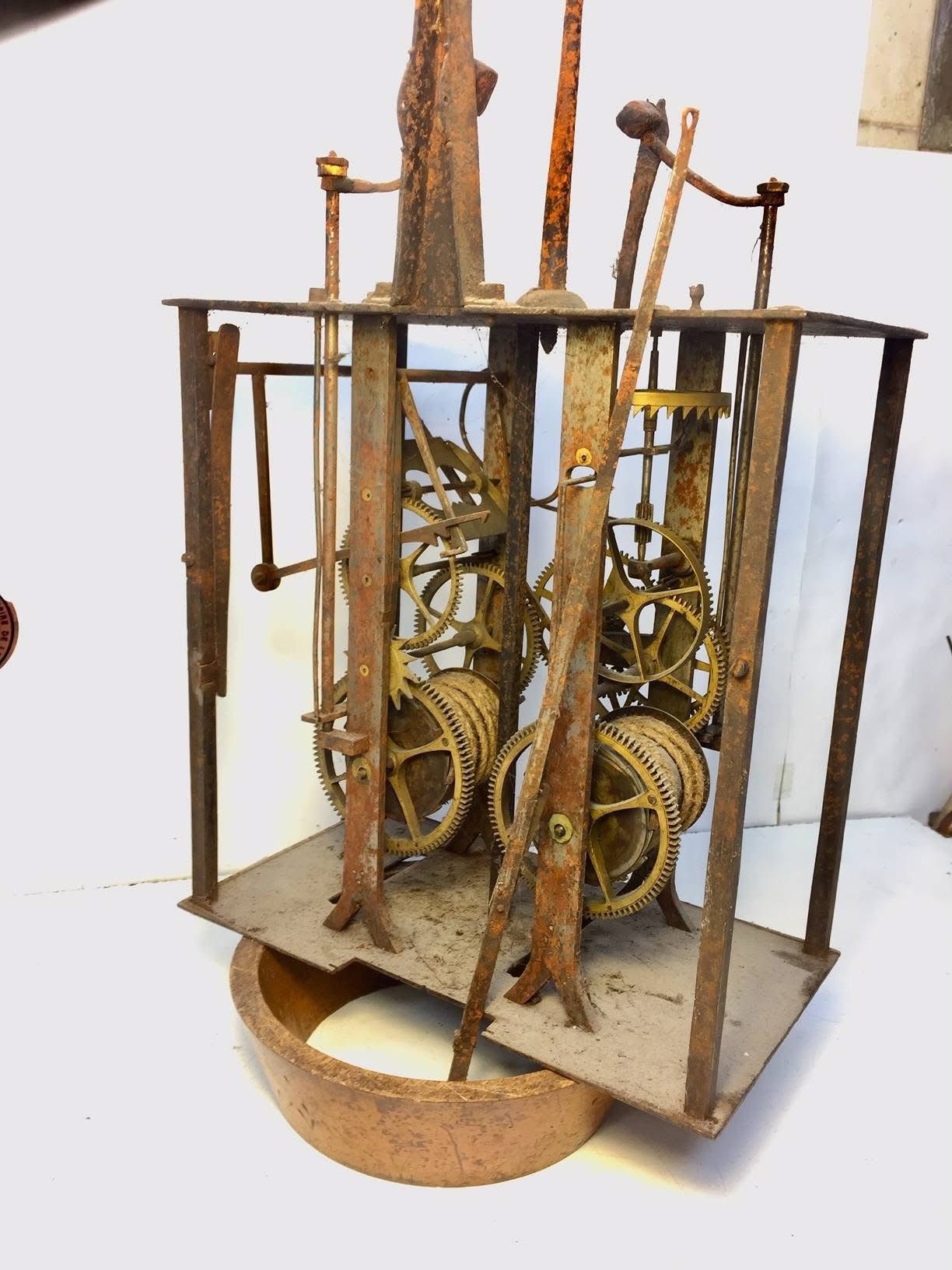 Mouvement de comtoise rouillé avant restauration